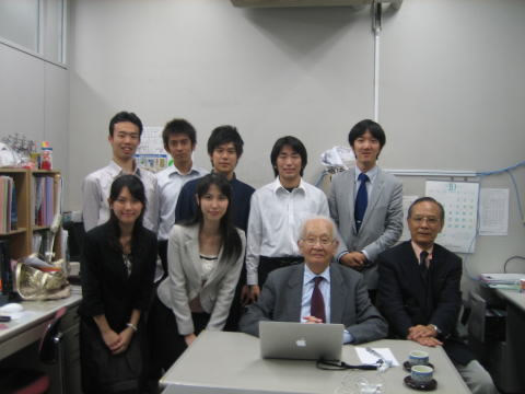 Prof. Koji Nakanishi (Columbia University), October 2009 2009年10月、中西香爾先生（コロンビア大学）ご来学